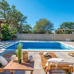 Feriehus Ema With Pool Biograd Na Moru