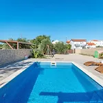 Ema With Pool *