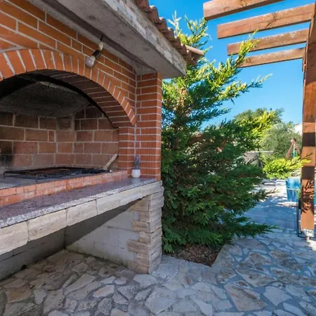 Ema With Pool Сasa de vacaciones *