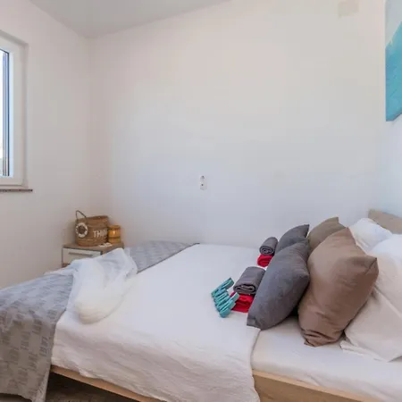 Ema With Pool Сasa de vacaciones