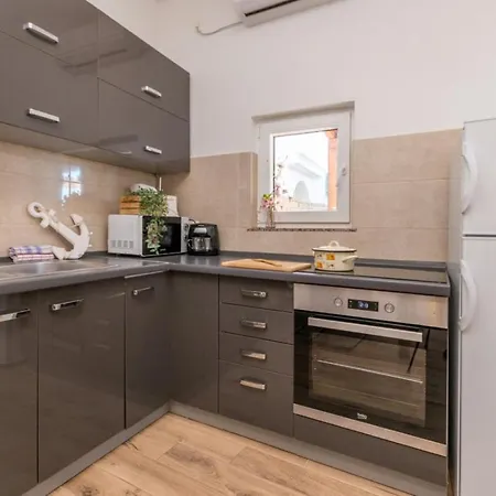 Сasa de vacaciones Ema With Pool