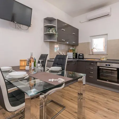 Ema With Pool Сasa de vacaciones Biograd Na Moru