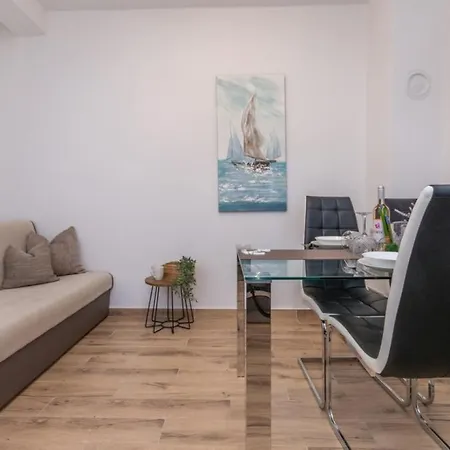 Ema With Pool Сasa de vacaciones